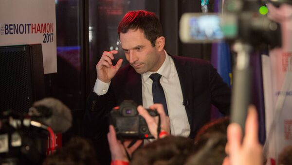 Бенуа Амон, занявший первое место в ходе первого тура праймериз Социалистической партии Франции, выступает с пресс-конференцией на барже Le Quai в Париже