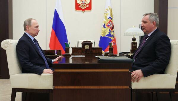 Президент РФ Владимир Путин и заместитель председателя правительства РФ Дмитрий Рогозин во время встречи в резиденции Ново-Огарево. 23 января 2017