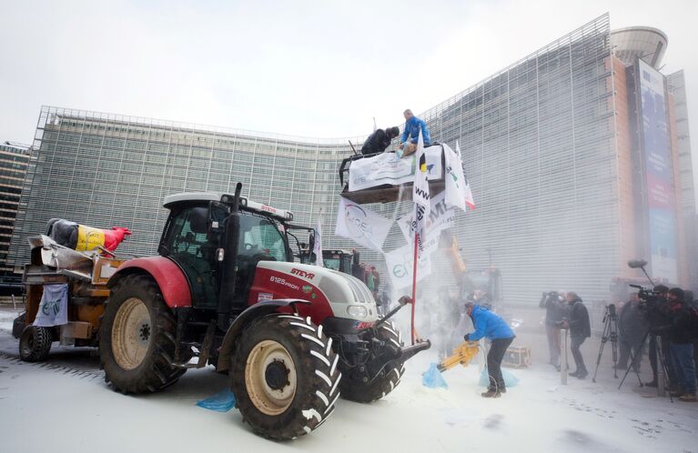 Фермеры распылили сухое молоко на здание Совета ЕС в знак протеста против политики ЕС в молочной отрасли в Брюсселе, Бельгия