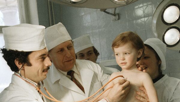 Врачи осматривают маленького пациента. Одесса, Украина
