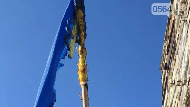 В Кривом Роге повторно сожгли Украинский флаг на стеле Героев