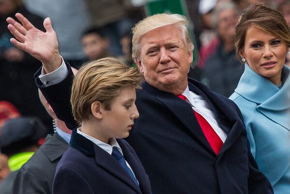 Президент США Дональд Трамп, его супруга Меланья и сын Бэррон во время парада в честь инаугурации в Вашингтоне.