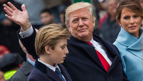 Президент США Дональд Трамп, его супруга Меланья и сын Бэррон во время парада в честь инаугурации в Вашингтоне.