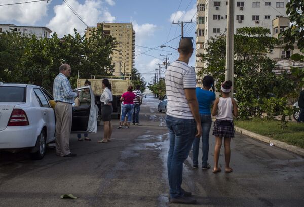 Люди смотрят на затопленные улицы в Гаване. Куба, 23 января 2017