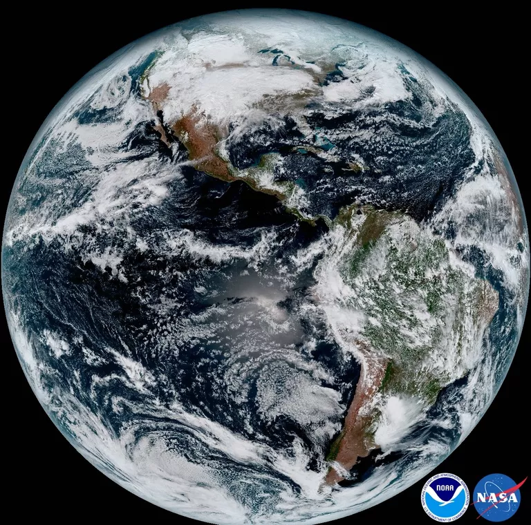 Фотография Земли сделанная зондом GOES-16 Фотография Земли сделанная зондом GOES-16