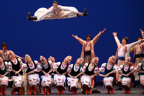 Артисты ГААНТ имени Игоря Моисеева исполняют украинский танец Гопак на концерте в Большом театре в Москве