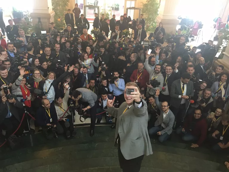 Журналисты, освещающие переговоры по Сирии в Астане, устроили себе фотосессию, сделав селфи в ожидании выхода одного из представителей оппозиции Журналисты, освещающие переговоры по Сирии в Астане, устроили себе фотосессию, сделав селфи в ожидании выхода одного из представителей оппозиции