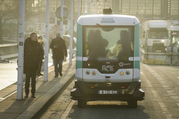 Беспилотный автобус на улице Парижа