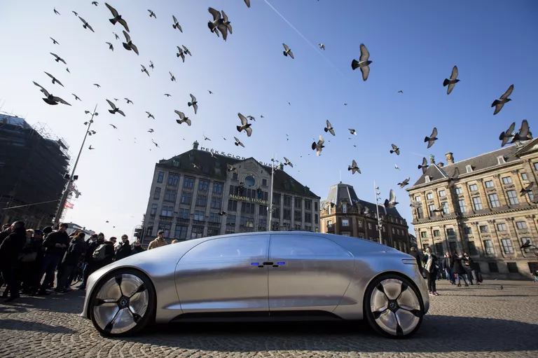 Беспилотный автомобиль Mercedes Benz F 015 на площади в Амстердаме Беспилотный автомобиль Mercedes Benz F 015 на площади в Амстердаме