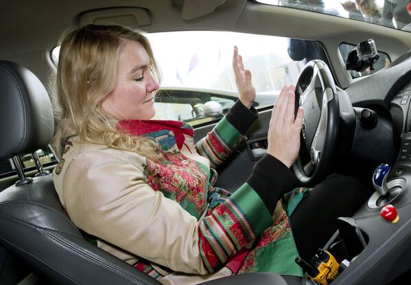 Министр инфраструктуры и окружающей среды Нидерландов Мелани Шульц ван Хэген за рулем беспилотного автомобиля