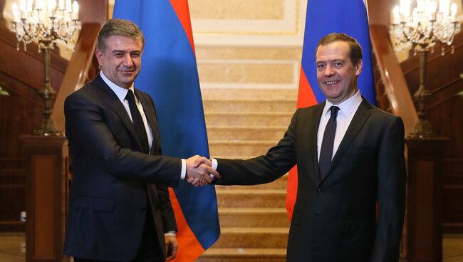 Председатель правительства РФ Дмитрий Медведев и глава правительства Армении Карен Карапетян во время встречи. 24 января 2017