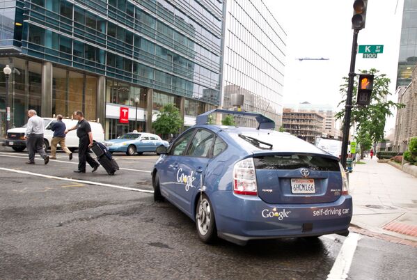 Беспилотный автомобиль Google на улице Вашингтона