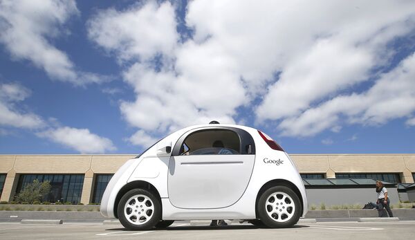 Беспилотный автомобиль Google на улице Маунтин-Вью, США