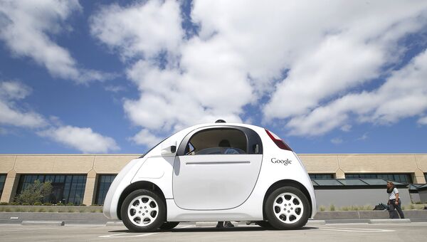 Беспилотный автомобиль Google на улице Маунтин-Вью, США