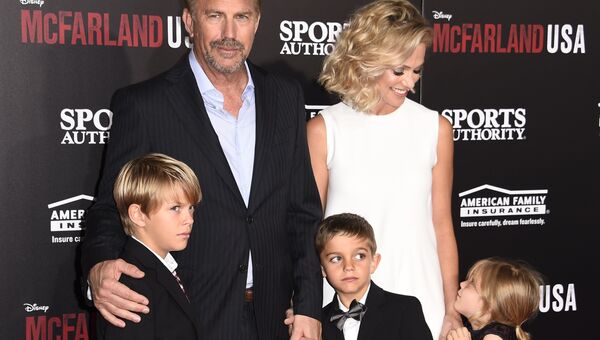 Актеры Кевин Костнер и Кристин Баумгартнер со своими детьми на мировой премьере фильма Тренер в Голливуде, Калифорния. 9 февраля 2015