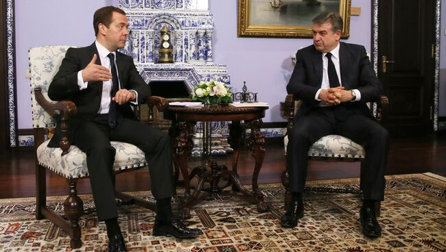 Председатель правительства РФ Дмитрий Медведев и глава правительства Армении Карен Карапетян во время встречи. 24 января 2017