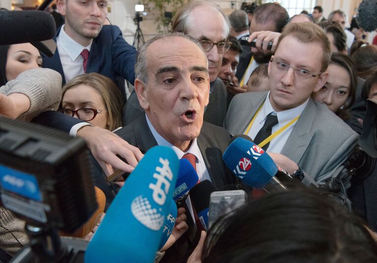 Официальный представитель делегации сирийской оппозиции на переговорах Яхья аль-Ариди общается с журналистами. 24 января 2017