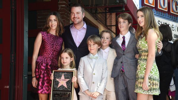 Актер Крис О'Доннелл с женой и детьми на церемонии открытия звезды на Голливудской Аллее Славы, штат Калифорния. 5 марта 2015