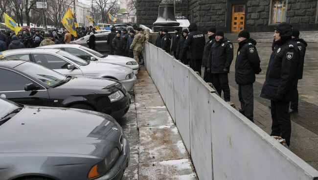 Участники на акции протеста возле здания правительства Украины в Киеве. 24 января 2017