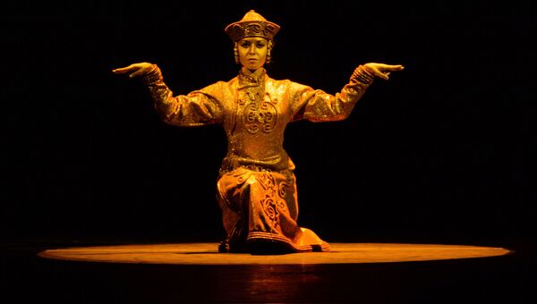 Артисты ГААНТ имени Игоря Моисеева во время исполнения танца Монгольская статуэтка на концерте в Большом театре в Москве