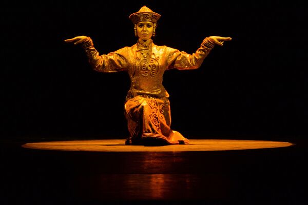 Артисты ГААНТ имени Игоря Моисеева во время исполнения танца Монгольская статуэтка на концерте в Большом театре в Москве