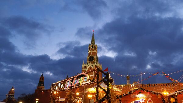 Спасская башня Московского Кремля и ГУМ-Ярмарка на Красной площади. Архивное фото