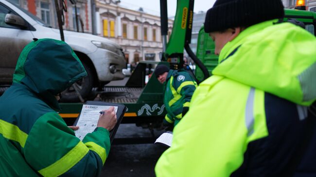 Эвакуация автомобиля на штрафстоянку за неправильную парковку в Москве. Архивное фото