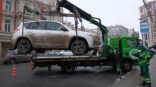 Эвакуация автомобиля на штрафстоянку за неправильную парковку. Архивное фото