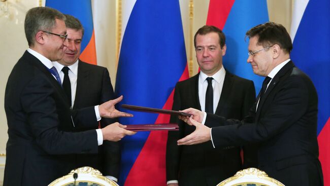 Председатель правительства РФ Дмитрий Медведев и глава правительства Армении Карен Карапетян на церемонии подписания совместных документов по итогам переговоров