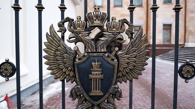 Герб на ограде у здания Генеральной прокуратуры России. Архивное фото