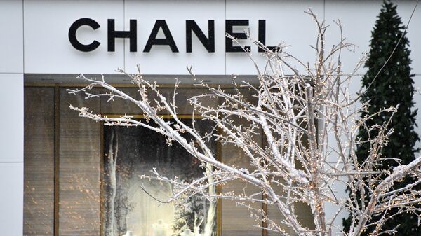 Вывеска магазина Chanel