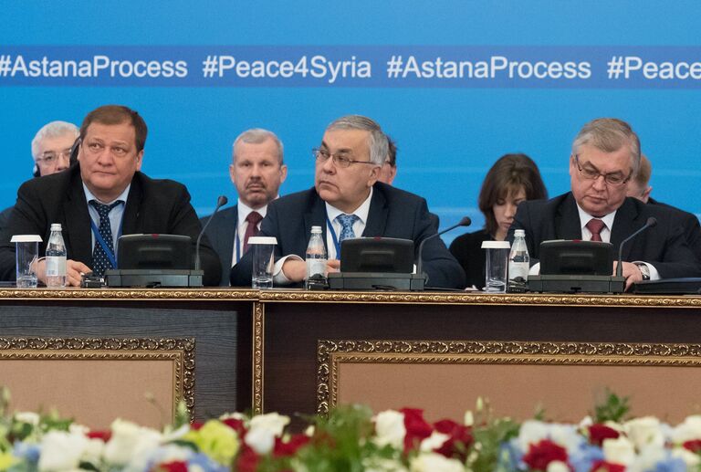 Директор Ближневосточного департамента МИД России Сергей Вершинин, спецпредставитель президента РФ по Сирии Александр Лаврентьев на международной встрече по сирийскому урегулированию в Астане