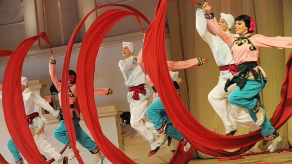 Китайский танец с лентами в исполнении солистов Ансамбля народного танца имени Игоря Моисеева