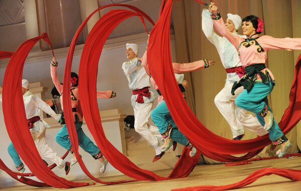 Китайский танец с лентами в исполнении солистов Ансамбля народного танца имени Игоря Моисеева