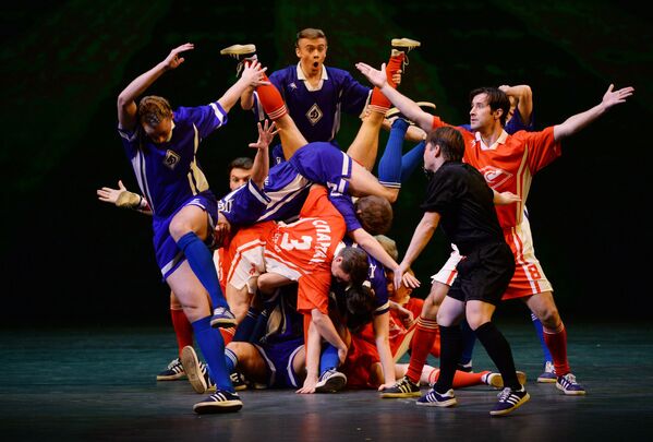 Артисты ГААНТ имени Игоря Моисеева во время исполнения хореографической картины Футбол на концерте в Большом театре в Москве