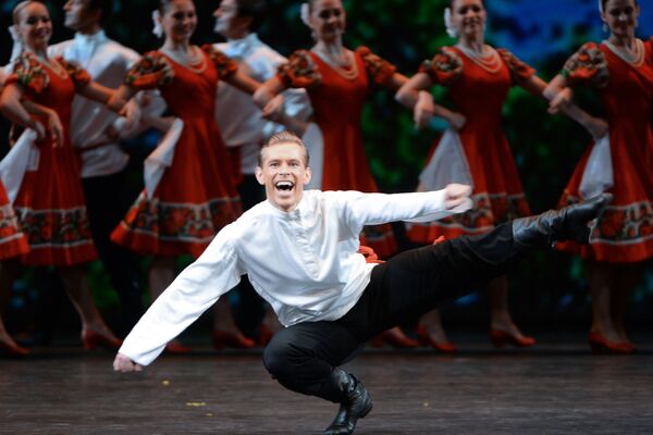 Артисты ГААНТ имени Игоря Моисеева исполняют русский танец Лето на концерте в Большом театре в Москве