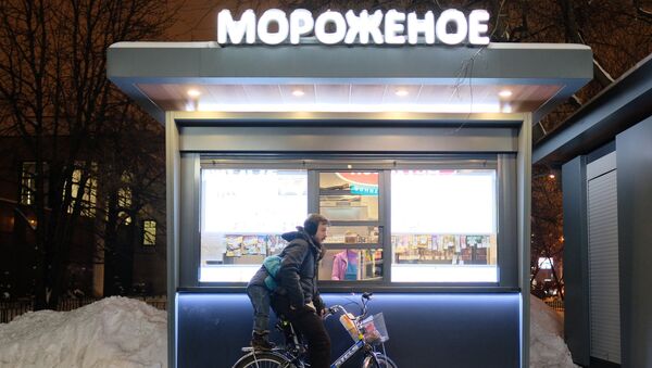 Велосипедист у киоска продажи мороженого. Архивное фото