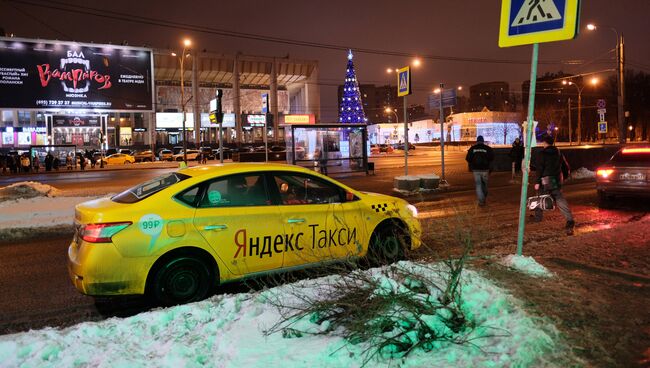 Автомобиль Яндекс.Такси у пешеходного перехода