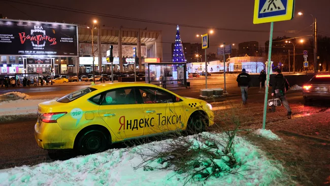 Автомобиль Яндекс.Такси у пешеходного перехода