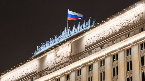 Флаг на здании министерства обороны РФ на Фрунзенской набережной в Москве. Архивное фото