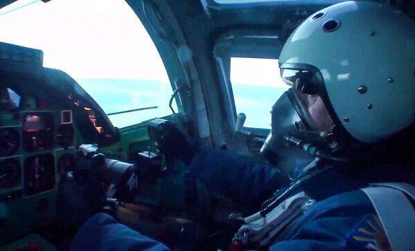 Пилот сверхзвукового стратегического бомбардировщика-ракетоносца ВКС РФ Ту-22М3 во время нанесения авиационного удара по объектам ИГ в провинции Дейр-эз-Зор в Сирии