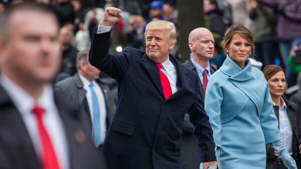 Президент США Дональд Трамп и его супруга Меланья во время парада в честь инаугурации в Вашингтоне