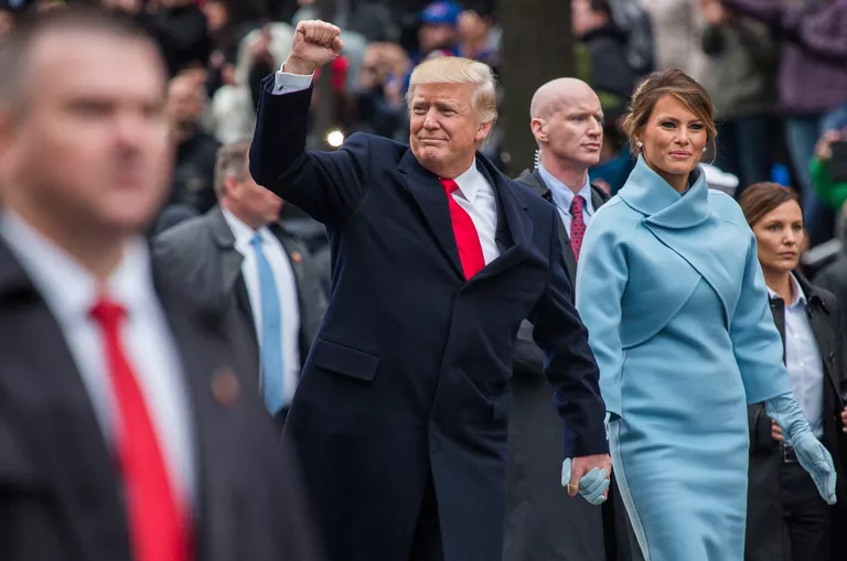 Президент США Дональд Трамп и его супруга Меланья во время парада в честь инаугурации в Вашингтоне Президент США Дональд Трамп и его супруга Меланья во время парада в честь инаугурации в Вашингтоне