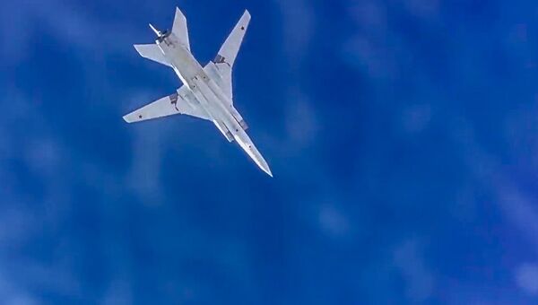 Сверхзвуковой стратегический бомбардировщик-ракетоносец ВКС РФ Ту-22М3 во время нанесения авиационного удара по объектам террористов в провинции Дейр-эз-Зор в Сирии