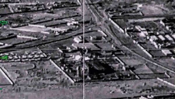 Уничтожение объектов террористов ударом самолета Ту-22М3 ВКС России в сирийской провинции Дейр-Эз-Зор