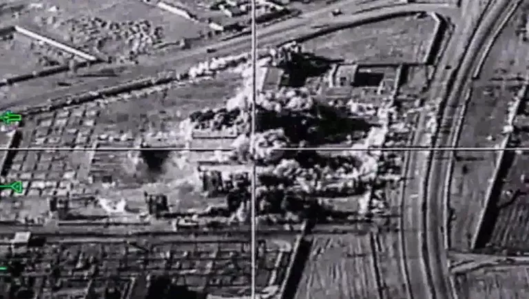 Уничтожение объектов террористов ударом самолета Ту-22М3 ВКС России в сирийской провинции Дейр-Эз-Зор Уничтожение объектов террористов ударом самолета Ту-22М3 ВКС России в сирийской провинции Дейр-Эз-Зор