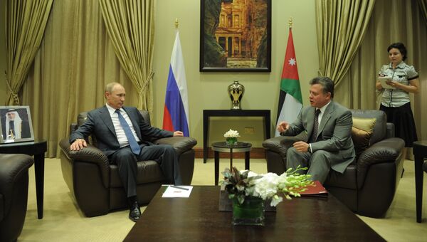 Президент России Владимир Путин и король Иордании Абдалла Второй Бен Аль-Хусейн во время встречи в конференц-центре Король Хусейн Бен Талал. 26 июня 2012