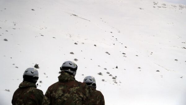 Солдаты на месте крушения вертолета в горнолыжном районе Кампо Феличе, Италия. 24 января 2017