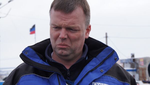 Бывший первый заместитель главы специальной мониторинговой миссии ОБСЕ на Украине Александр Хуг на границе ЛНР и ДНР