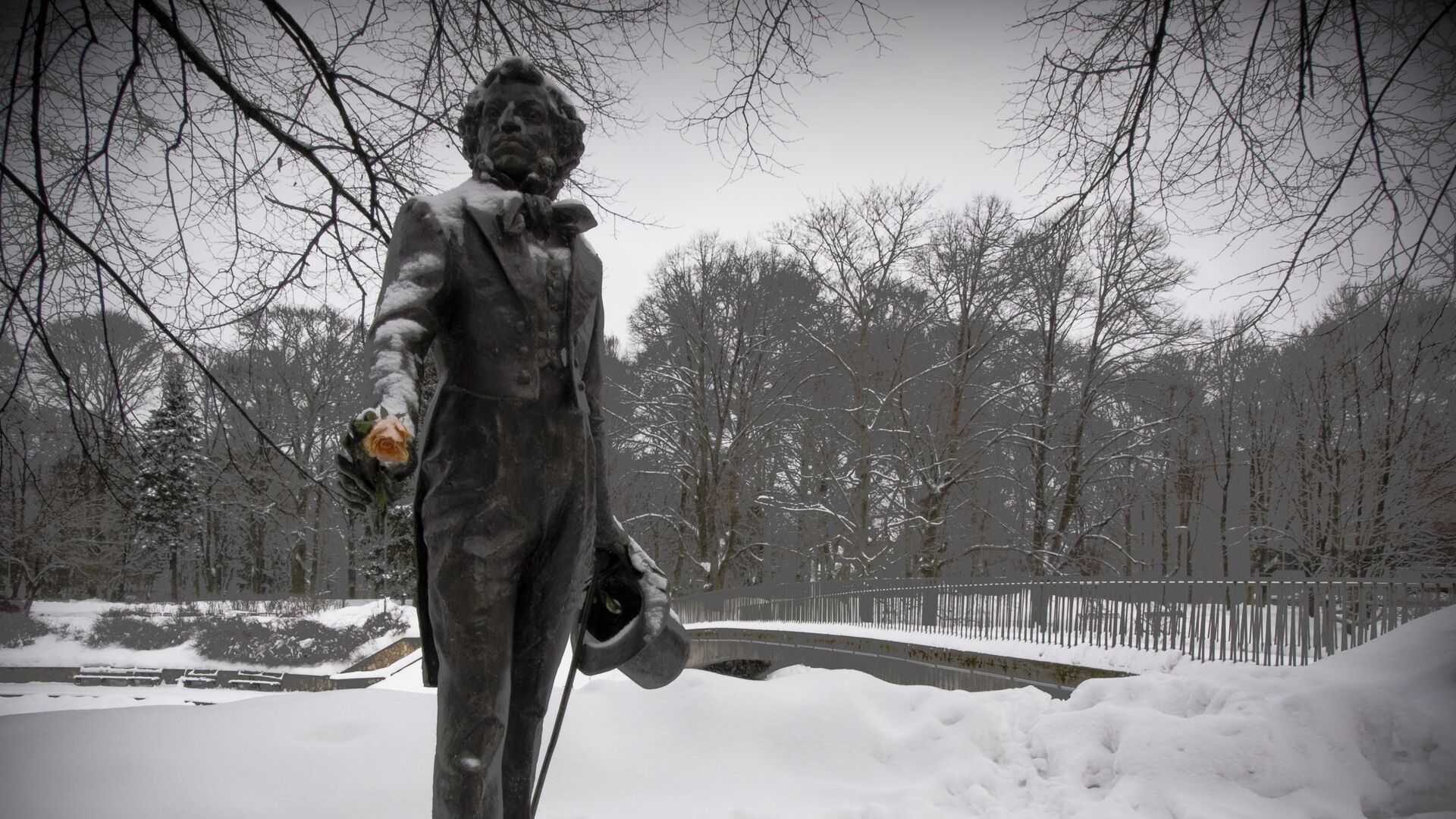 Памятник Александру Пушкину в парке Кронвалда в Риге - РИА Новости, 1920, 12.03.2023
